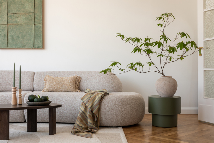 Wohnzimmer mit reizarmer Raumgestaltung Reizarme Raumgestaltung mit natürlichen Materialien und ruhiger Wohnatmosphäre